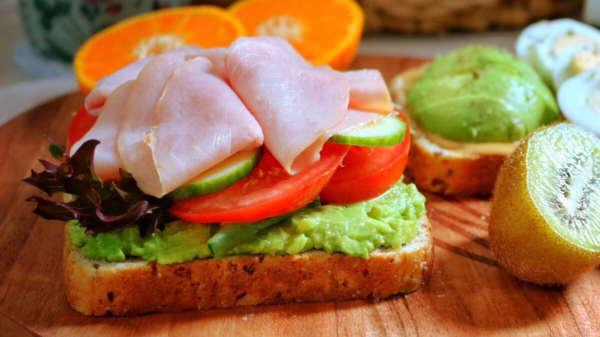 Положите на хлеб не шпроты, а вот что: необычные бутерброды сметут за минуту