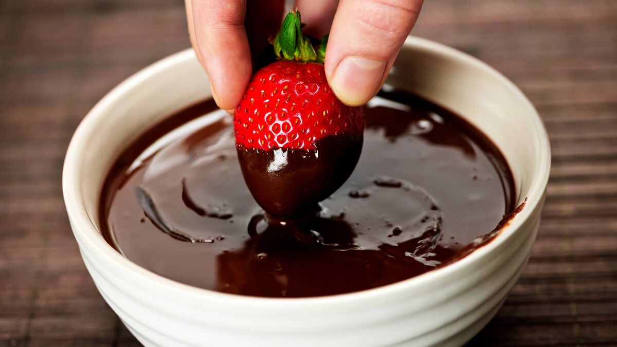 Вот как правильно топить шоколад для десерта: получится эластичным и блестящим