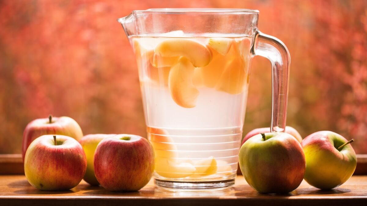 Не выбрасывайте залежавшиеся яблоки: приготовите шикарный зимний напиток