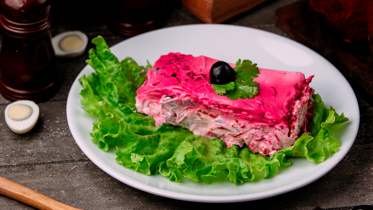 Под шубой, но не селедка: рыбу в новогоднем салате можно легко заменить