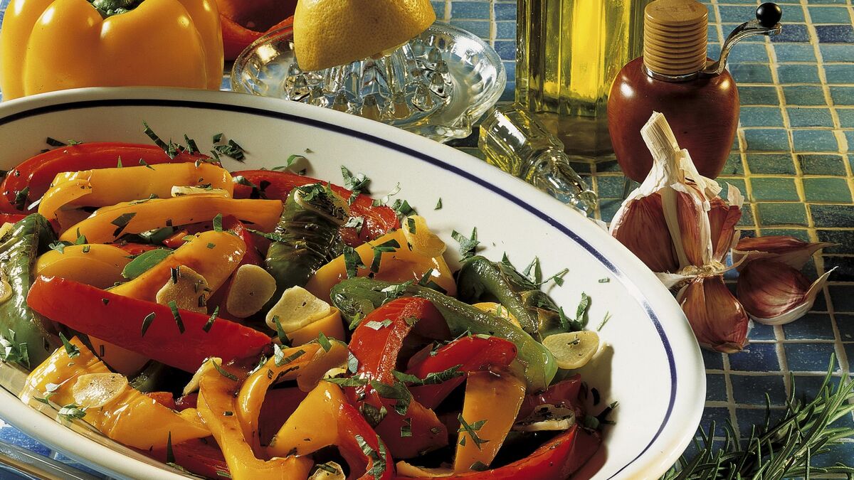 Этот салат затмит дежурные огурцы с помидорами: сочный, пикантный и очень вкусный 
