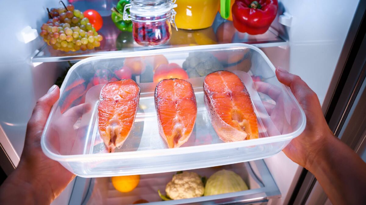 Как хранить копченое в холодильнике. Рыба в холодильнике. Форель в холодильнике. Хранение рыбы в морозильной камере. Красная рыба в морозилке.