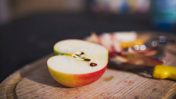 Нарезанные для салата яблоки не потемнеют: поможет не лимон, а особый раствор