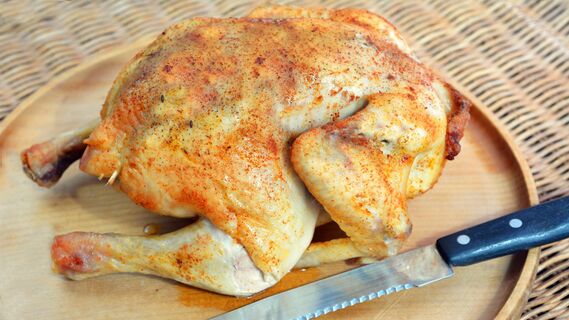 Не обязательно запекать тушку курицы в духовке: с этим маринадом легко приготовите ее на гриле