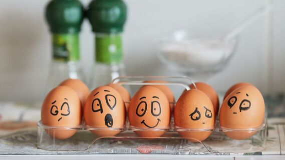 Не стоит брать первый попавшийся лоток: вот на что нужно обратить внимание при выборе яиц