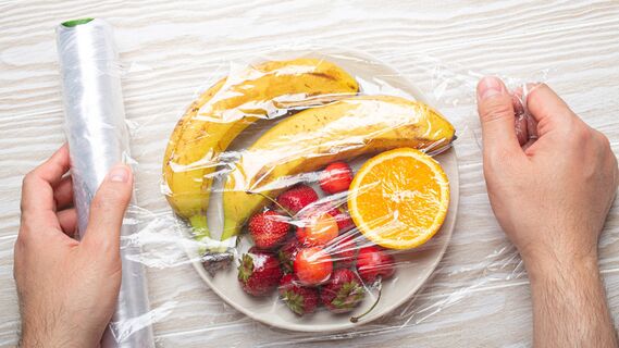 Профессиональные повара всегда хранят пищевую пленку в холодильнике: вот зачем