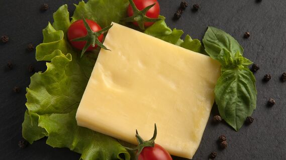 Эта хитрость поможет размягчить затвердевший сыр: еще и вкус улучшится