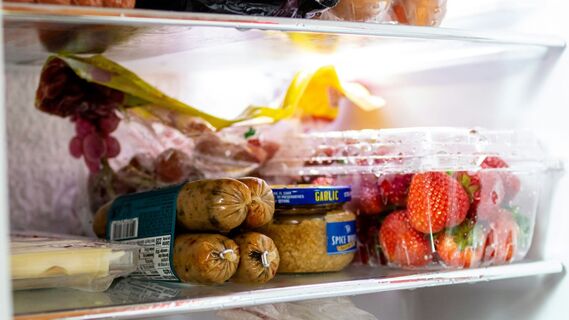 Вот зачем француженки кладут полотенце в холодильник: секрет раскрыт