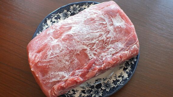Вот как разморозить ледяное мясо за 10 минут: микроволновка не нужна 