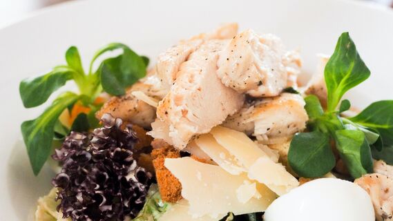 Такую вареную курицу хочется есть каждый день: секрет в этом салате с «сюрпризом»