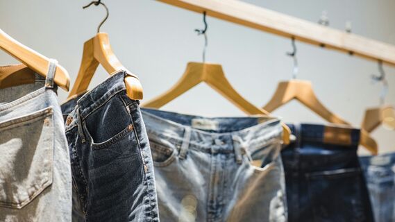 Есть пять важных правил: вот как на самом деле нужно стирать джинсы в машинке