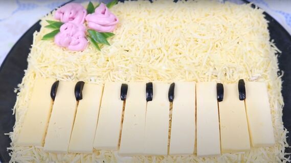 Салат «Белый рояль» станет хитом на праздничном столе: эффектный и невероятно вкусный