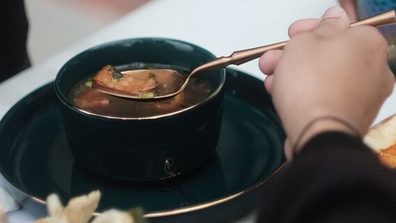 Откажитесь от этой затеи: вот что будет с супом, если поставить вариться замороженное мясо