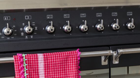 Опытные хозяйки непроста накрывают плиту полотенцем: помогает в борьбе за чистоту