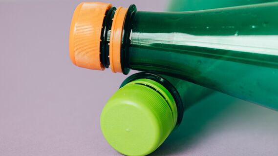 Даже «упрямая» пластиковая бутылка откроется в два счета: обхватите крышку вот чем