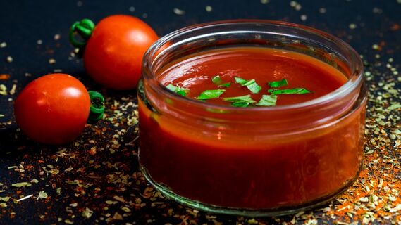Без консервантов и крахмала: как приготовить кетчуп дома из 2 продуктов
