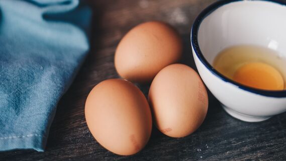 Хозяйки бросают в кастрюлю с яйцами один продукт: скорлупа чистится за пару секунд