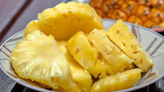 Пора забыть о курице с ананасами: это блюдо с фруктом вкуснее и сочнее в разы