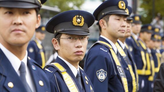Японские полицейские легко вычисляют в толпе нарушителя: помогает простая игрушка